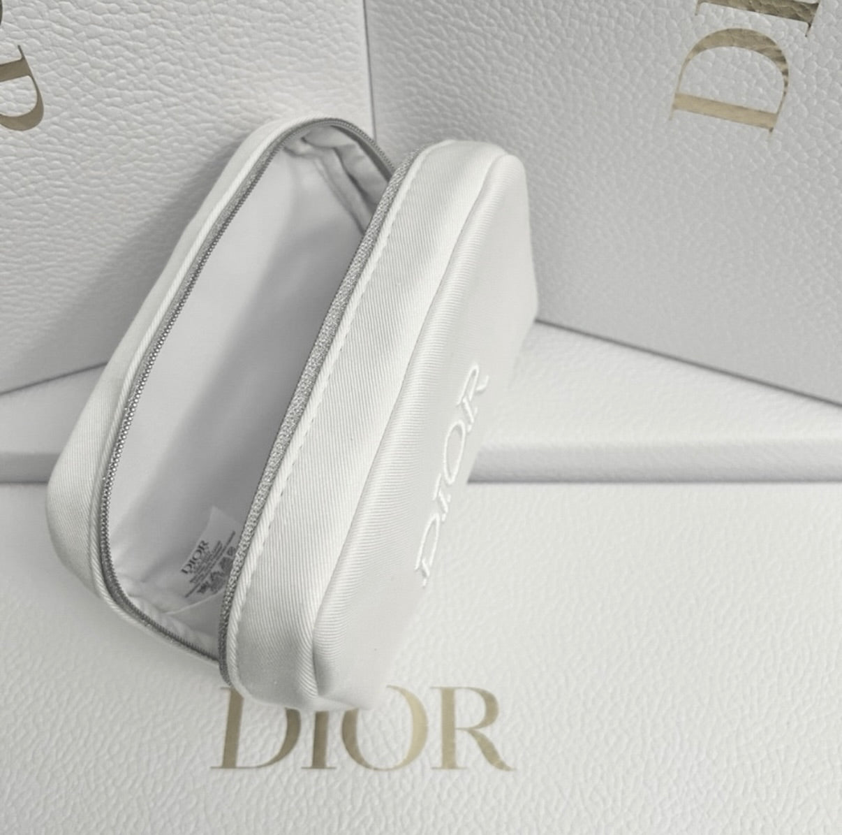 【 現貨 】迪奧限量米色銀邊方型化妝袋 Make up Bag