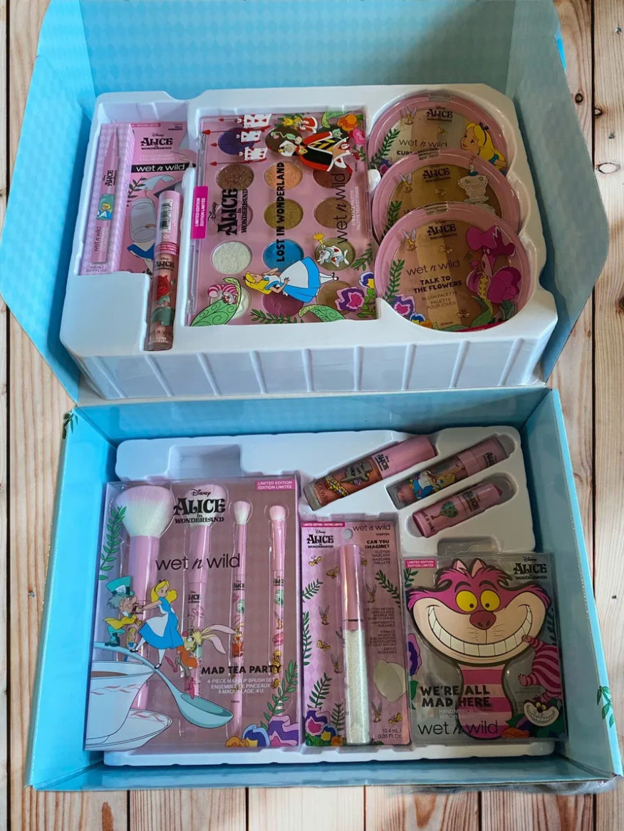 【 現貨 】迪士尼 限量 愛麗絲夢遊仙境化妝品套裝 Alice In Wonderland Makeup Gift Set  - 大禮盒