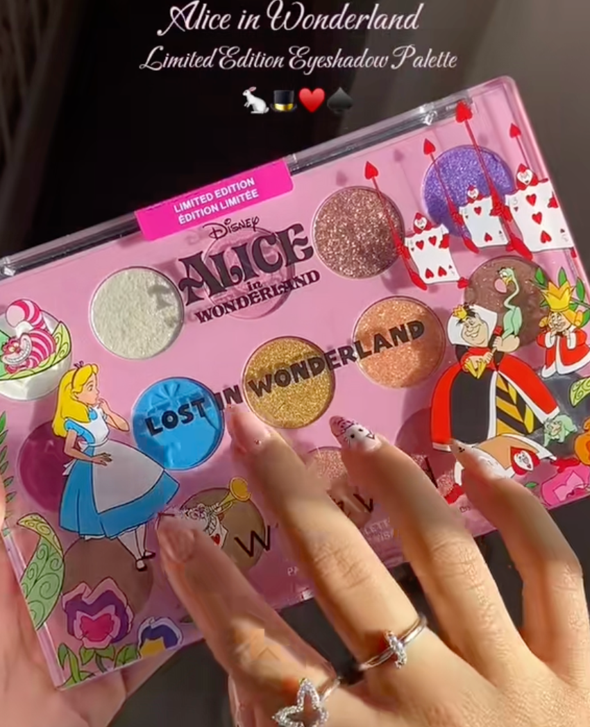 【 現貨 】迪士尼 限量 愛麗絲夢遊仙境 15色眼影盤 Alice Eyeshadow Palette