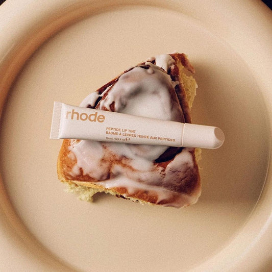 【 現貨 】【 限量 】Rhode 敏感修護保濕染唇蜜 Lipgloss - 微閃肉桂咖啡奶茶色 Cinnamon roll 🥮