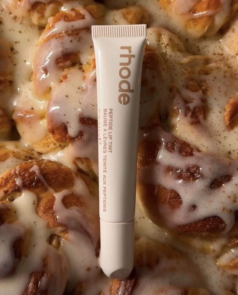 【 現貨 】【 限量 】Rhode 敏感修護保濕染唇蜜 Lipgloss - 微閃肉桂咖啡奶茶色 Cinnamon roll 🥮